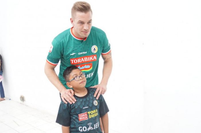 Pemain asal Belanda, Kristian Adelmund, menyaksikan langsung keberhasilan PSS Sleman promosi ke Liga 1 musim depan seusai menang atas Kalteng Putra di Stadion Maguwoharjo, Sleman (28/11/2018).