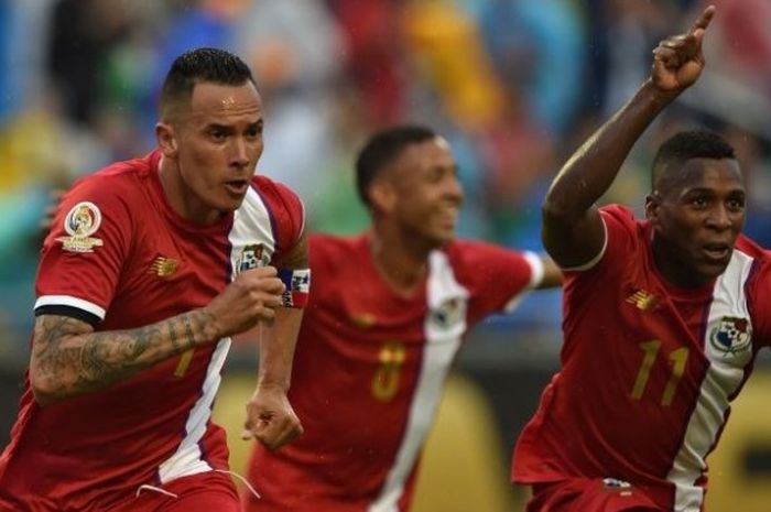 Pemain Panama, Blas Perez Ortega (kiri), merayakan gol yang dia cetak ke gawang Bolivia dalam pertandingan Copa America Centenario di Stadion Camping World, Orlando, Amerika Serikat, 6 Juni 2016.