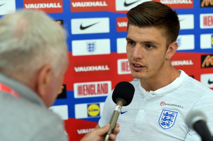 Kiper timnas Inggris, Nick Pope, saat meladeni pertanyaan dari jurnalis jelang laga uji coba kontra Kosta Rika di St George's Park, Burton-on-Trent, Inggris, pada 5 Juni 2018.