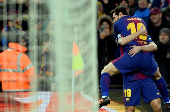 Megabintang FC Barcelona, Lionel Messi (atas), merayakan golnya bersama Jordi Alba dalam laga Liga Spanyol kontra Levante di Stadion Camp Nou, Barcelona, pada 7 Januari 2018.