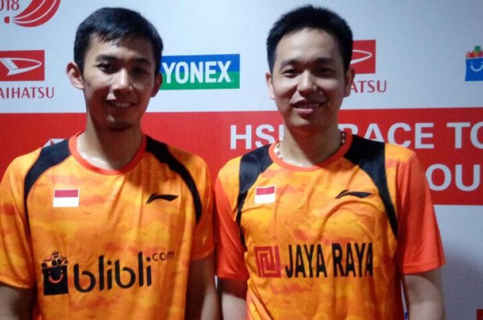 Pasangan ganda putra nasional, Rian Agung Saputro/Hendra Setiawan, berpose seusai memenangi laga babak kesatu turnamen Indonesia Masters 2018 yang berlangsung di Istora Senayan, Jakarta, Rabu (24/1/2018).