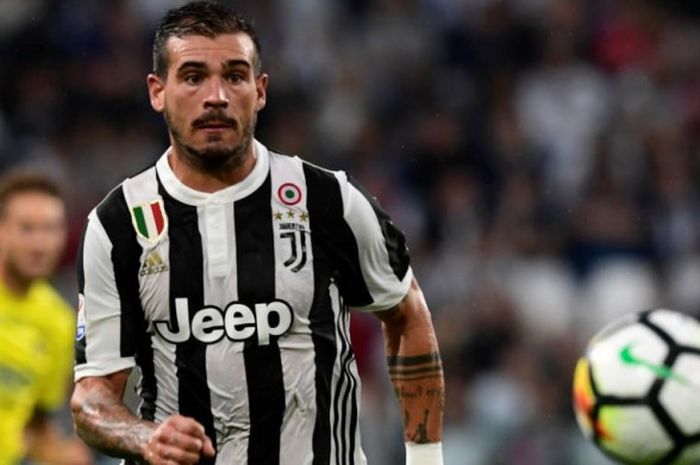 Aksi Stefano Sturaro dalam partai Juventus lawan Chievo Verona pada lanjutan Liga Italia di Allianz Stadium Turin, 9 September 2017.