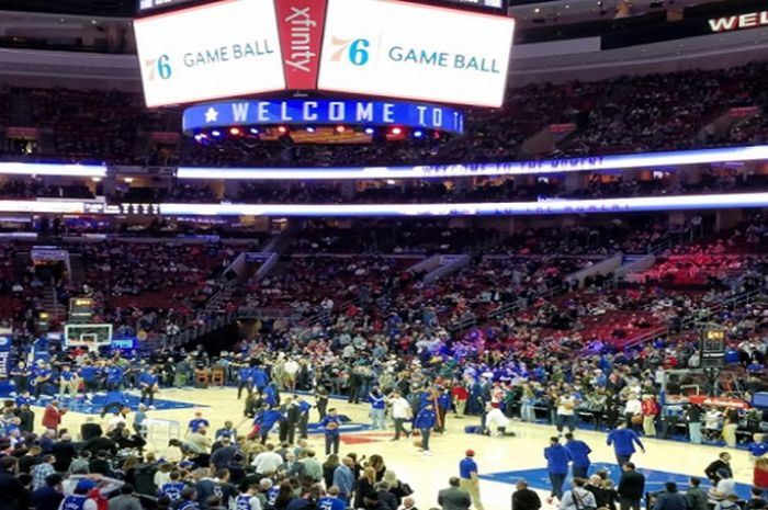 Suasana kandang Philadelphia 76ers, Wells Fargo Center, saat menggelar laga NBA melawan Golden State Warriors, Sabtu (18/11/2017) waktu setempat.