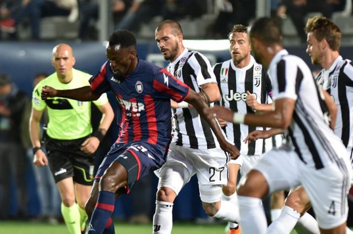 Penyerang Crotone, Simy Nwankwo (kiri), berduel dengan gelandang Juventus, Stefano Sturaro (tengah), dalam laga Liga Italia di Stadion Ezio Scida, Crotone pada 18 April 2018.