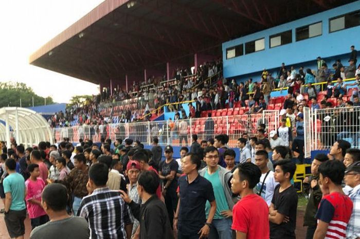 Suasana Latihan Sriwijaya FC yang penuh dipadati suporter, Stadion Bumi Sriwijaya, Palembang