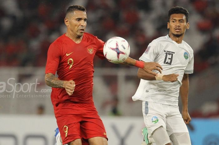  Penyerang timnas Indonesia, Alberto Goncalves dijaga ketat pemain timnas Timor Leste, Gumario Moreira pada laga kedua fase Grup B Piala AFF 2018, di Stadion Utama Gelora Bung Karno, Selasa (13/11/2018). 