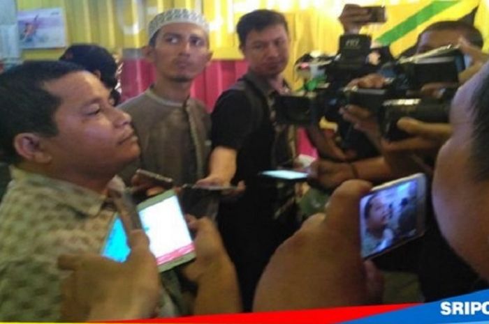  Sekretaris PT Sriwijaya Optimis Mandiri (SOM), Faisal Mursyid, Ketika Diwawancarai Oleh Awak Media di Kantor Manajemen Sriwijaya FC, Jumat (29/6/2018) 