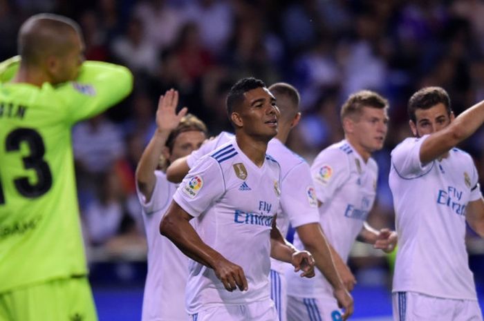 Gelandang Real Madrid, Casemiro, merayakan gol yang dia cetak ke gawang Deportivo La Coruna dalam laga Liga Spanyol di Stadion Municipal de Riazor, La Coruna, pada 20 Agustus 2017.