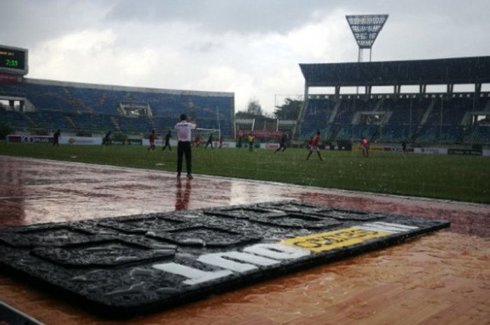 Stadion Thuwunna di Yangon, Myanmar tampak basah akibat hujan saat timnas U-19 Thailand bersua timnas U-19 Kamboja pada laga ketiga Grup A Piala AFF U-18 2017, Jumat (8/9/2017) sore. 