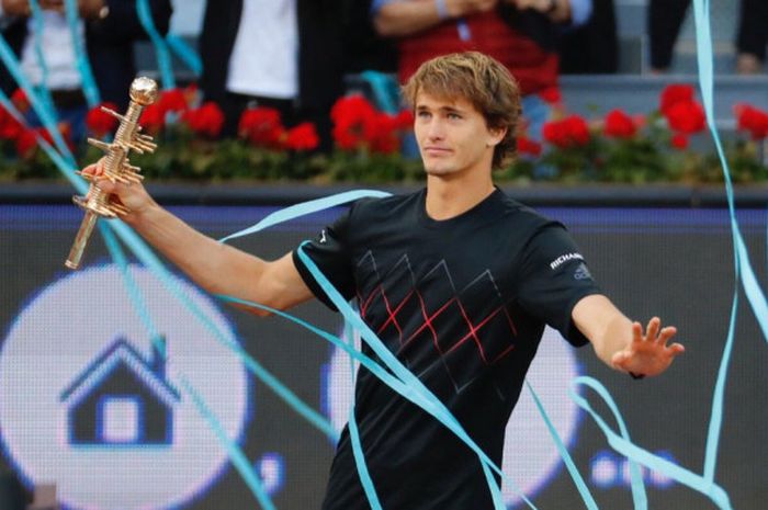 Ekspresi Alexander Zverev (Jerman) saat berhasil menjadi kampiun Madrid Open 2018 usai memenangi laga final pada Minggu (13/5/2018).