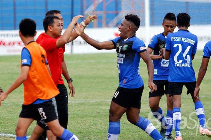 Pemain Sumut U-15, Iryanto Wandik (31) merayakan gol bersama rekan-rekannya ketika melawan DIY U-15.