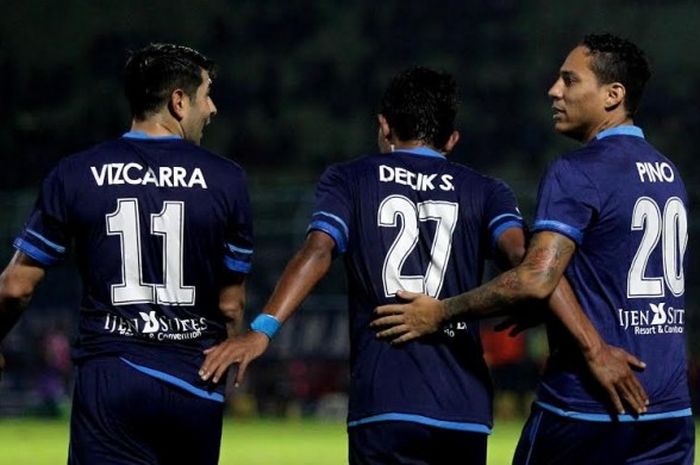 Trio Arema FC, Esteban Vizcarra, Dedik Setiawan, dan Juan Pablo Pino seusai merayakan gol kedua timnya ke gawang Bhayangkara FC pada laga pekan kedua Liga 1 musim 2017 di Stadion Kanjuruhan, Kab Malang, Minggu (23/4/2017) malam. 