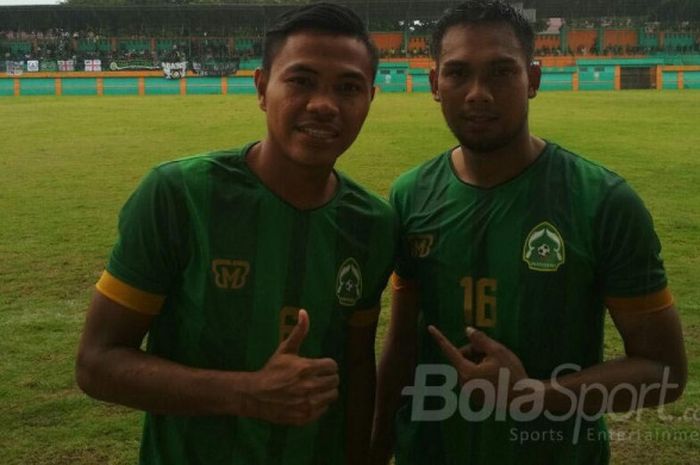 Dua pemain asli Bogor, Asep Berlian (kiri) dan Saepulloh Maulana (kanan), ikut memeriahkan ulang tahun Persikabo Bogor yang ke-44. Mereka berstatus sebagai pemain undangan Persikabo melawan Bogor FC, di Stadion Mini Cibinong, Kabupaten Bogor, Sabtu (16/12/2017).