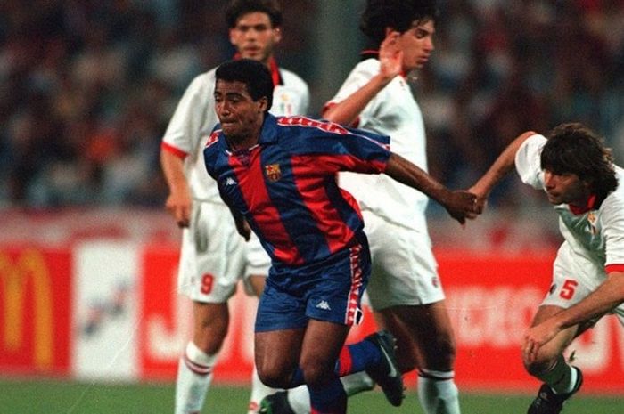 Romario mencoba melewati adangan pemain Milan di laga final Liga Champions, 18 Mei 1994.