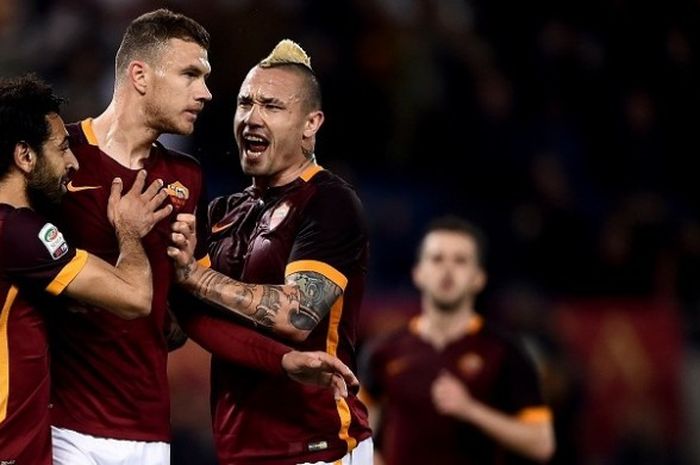  Tiga pemain AS Roma, Mohamed Salah (kiri), Edin Dzeko (tengah), dan Radja Nainggolan, melakukan selebrasi usai membobol gawang Palermo, dalam lanjutan Serie A di Stadion Olimpico, Minggu (22/2/2016) atau Senin dini hari WIB. 