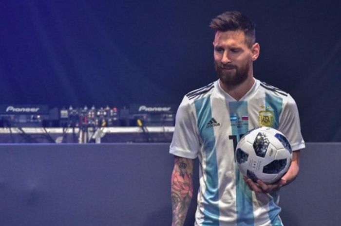 Megabintang Argentina, Lionel Messi, berpose dengan bola resmi Piala Dunia 2018, Telstar 18, dalam acara peluncuran di Moskwa, 9 November 2017. 