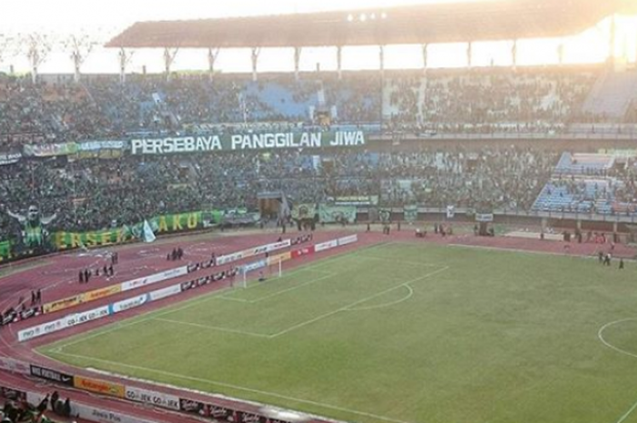 bonek memenuhi tribun Stadion Bung Tomo, Surabaya dalam laga melawan Persinga Ngawi, Kamis (14/9/2017)