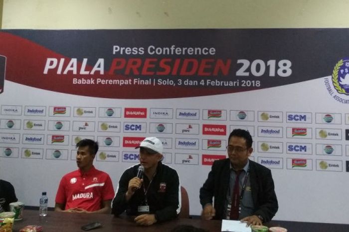 Pelatih Madura United, Gomes de Oliveira (tengah), pada sesi jumpa pers di Stadion Manahan, Solo, Sabtu (3/2/2018).