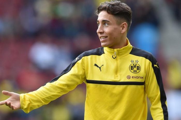 Gelandang serang Borussia Dortmund, Emre Mor, menjalani pemanasan menjelang duel Liga Jerman lawan Augsburg, 13 Mei 2017.