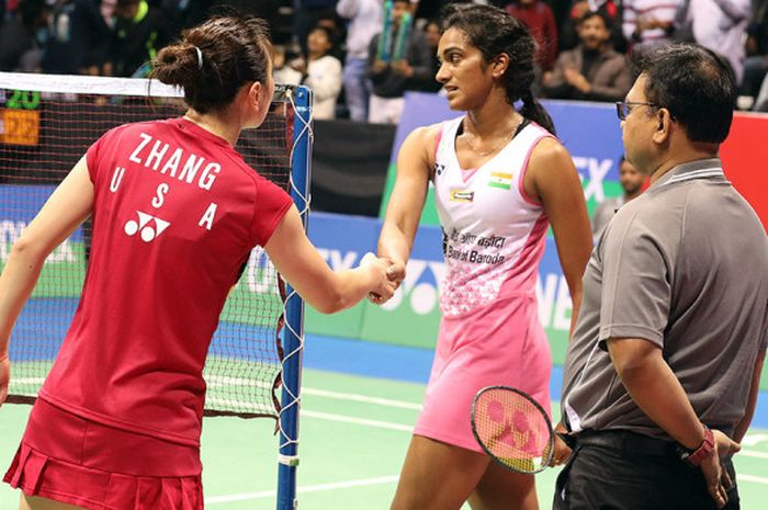 Tunggal putri India, Pusarla V. Sindhu (baju pink) ,bersalaman  dengan Zhang Beiwen (Amerika Serikat) di final India Open 2018, Minggu (4/2/2018), di Siri Fort Indoor Stadium, New Delhi, India.