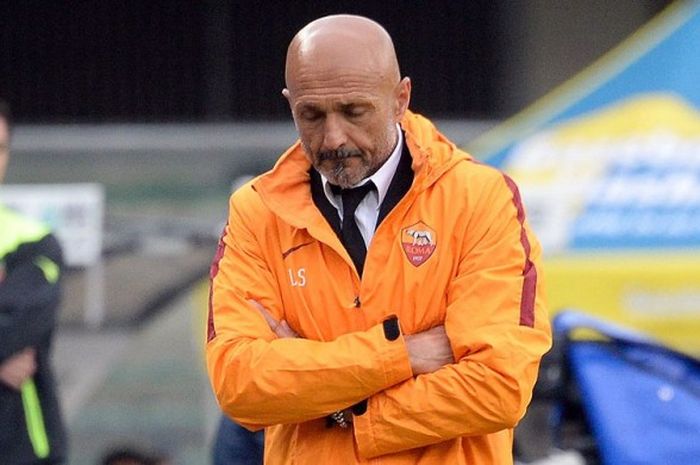 Ekspresi kecewa pelatih AS Roma, Luciano Spalletti, saat gawang timnya dibobol ChievoVerona dalam laga lanjutan Liga Italia 2016-2017 di Stadion Marc'Antonio Bentegodi, Verona, (20/5/2017).