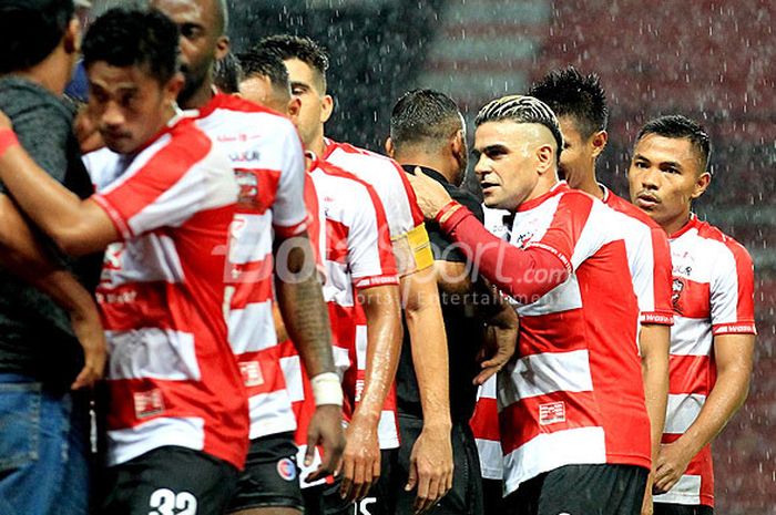 Pemain Madura United, bersalaman dengan ofisial tim menjelang laga melawan Perseru Serui pada hari pertama laga kedua Piala Presiden 2018 Grup C di Stadion Gelora Bung Tomo Surabaya, Jawa Timur, Kamis (18/01/2018) malam.