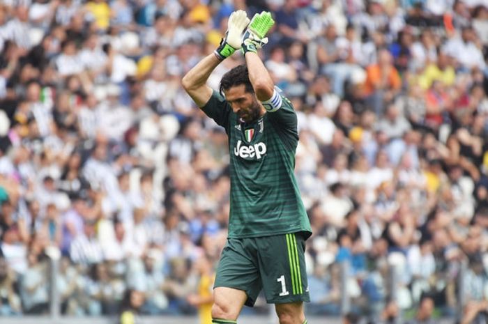 Kiper Juventus, Gianluigi Buffon, bertepuk tangan untuk suporter dalam laga Liga Italia kontra Hellas Verona di Stadion Allianz, Turin pada 19 Mei 2018.