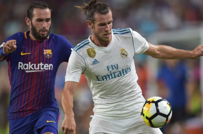 Penyerang Real Madrid, Gareth Bale, berduel dengan Arda Turan dari FC Barcelona pada pertemuan kedua tim di laga International Champions Cup 2017 di Hard Rock Stadium, Miami, Florida, pada 29 Juli 2017.