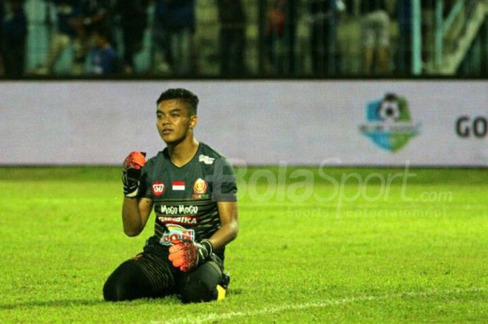 Kiper PS TNI Teguh Amiruddin dalam pertandingan melawan Arema FC di Stadion Kanjuruhan, Kabupaten Ma