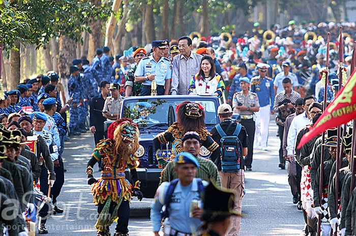 KSAU Marsdya Yuyu Sutisna (kiri), Gubernur DIY, Sri Sultan Hamengkubuwono X (tengah), dan Duta Obor Susy Susanti, mengiringi Api Asian Games 2018 yang tersimpan di dalam lentera dalam acara kirab di sepanjang jalan menuju Museum Dirgantara Mandala, Selasa (17/7/2018) pagi.