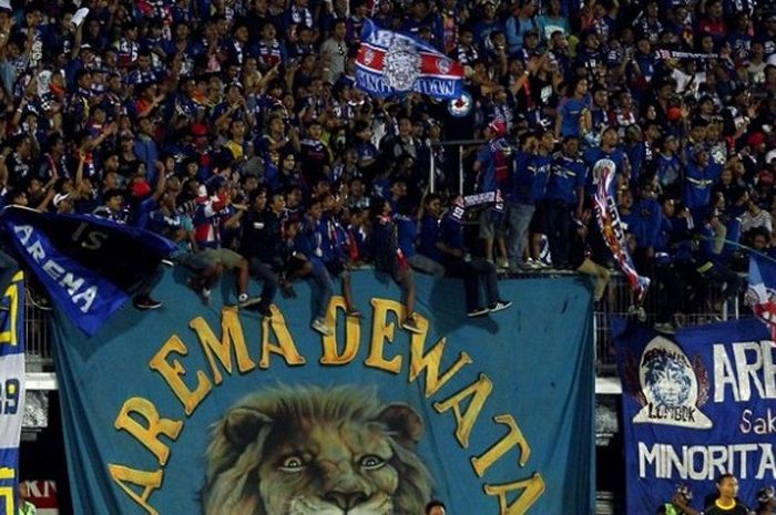 Aremania ketika mendukung Arema Cronus pada Piala Bhayangkara 2016.