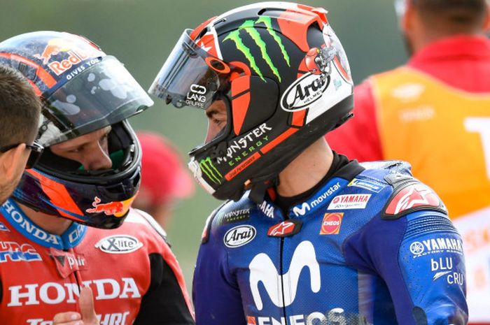 Maverick Vinales berbincang dengan Stefan Bradl setelah keduanya terlibat insiden saat balapan MotoGP Rep Ceska di Automotodrom Brno, Rep Ceska, Minggu (5/8/2018).