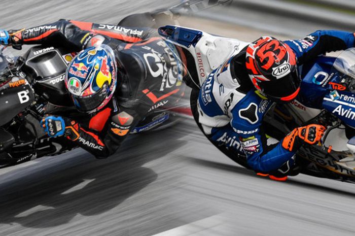 Pebalap Pramac Racing, Jack Miller (kiri), dan pebalap Avintia Racing, Esteve Rabat, memperbaiki catatan waktu terbaik mereka saat tes pramusim MotoGP  di Sirkuit Sepang, Malaysia (29/1/2018).