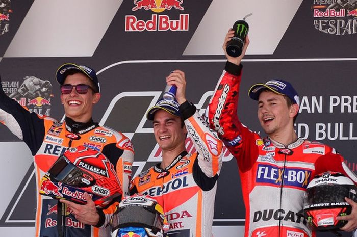 Pebalap Repsol Honda Team asal Spanyol, Dani Pedrosa (tengah), merayakan kemenangan pada balapan GP Spanyol di Sirkuit Jerez dengan berpose bersama rekan satu timnya, Marc Marquez (kanan), yang finis di urutan kedua, dan Jorge Lorenzo dari tim Ducati yang finis di urutan ketiga, Minggu (7/5/2017).