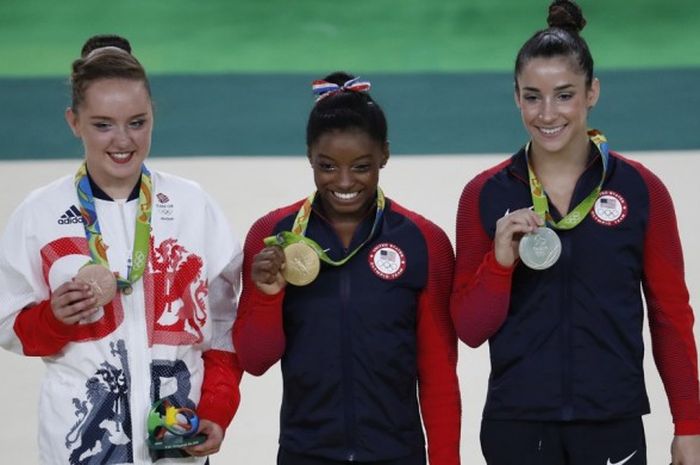 Pesenam putri Amerika Serikat (AS), Simone Biles (tengah), berfoto dengan medali emas Olimpiade Rio-nya bersama para peraih medali lain, Alexandra Raisman (AS, kanan) dan Amy Tinkler (Britania Raya, kiri),  di atas podium  juara di Olympic Arena, Rio de Janeiro, Brasil, Selasa (16/8/2016) waktu setempat. Biles atlet terakhir yang mengaku menjadi korban pelecehan seksual di pusat pelatihan Karolyi Ranch, Texas.