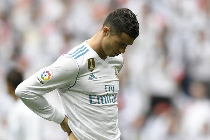 Reaksi megabintang Real Madrid, Cristiano Ronaldo, dalam laga Liga Spanyol kontra Malaga di Stadion Santiago Bernabeu, Madrid, pada 25 November 2017.