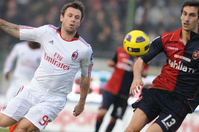 Bek Cagliari, Davide Astori, menjaga penyerang AC Milan, Antonio Cassano, pada laga Liga Italia di Stadion St Elia, Cagliari, pada 6 Januari 2011. Astori ditemukan meninggal dunia pada Minggu (4/3/2018).