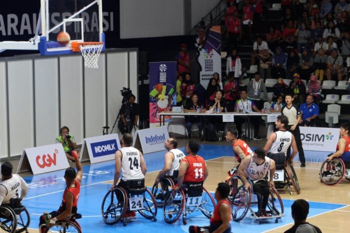 Tim wheelchair basketball putra Indonesia (merah) berhadapan dengan Iran (putih) di Basket Hall GBK, Senayan, Jakarta, Minggu (7/10/2018).