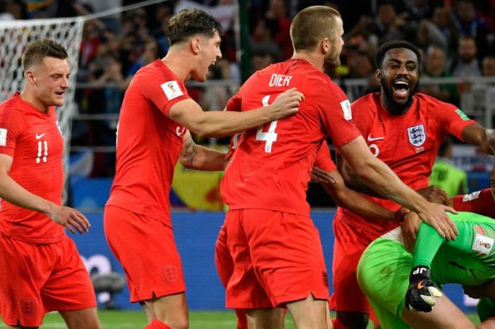 Penyerang Inggris, Harry Kane (kanan), merayakan kemenangan timnya dengan memeluk Jordan Pickford seusai laga babak 16 besar Piala Dunia 2018 kontra Kolombia di Spartak Stadium, Moskow, Rusia pada 3 Juli 2018.