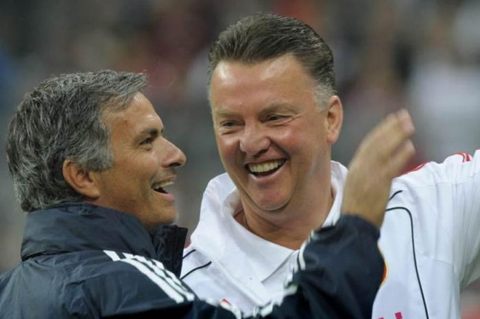 Jose Mourinho (kiri) dan Louis van Gaal berbincang sebelum duel persahabatan antara Bayern Muenchen kontra Real Madrid di Allianz Arena, Muenchen, 13 Agustus 2010.