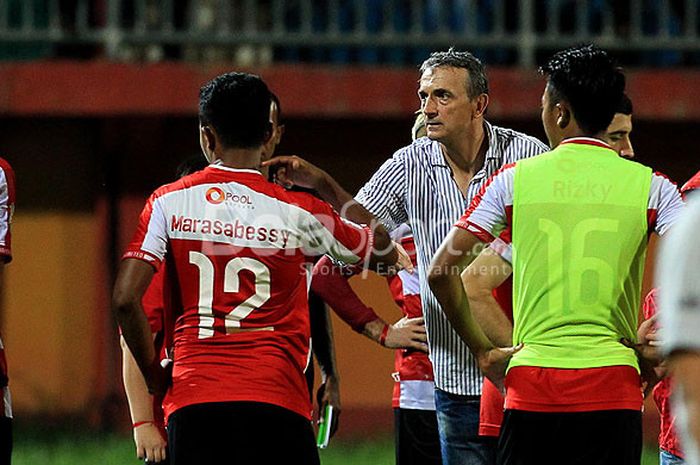 Pelatih Madura United, Milomir Seslija, memberi instruksi kepada pemainnya dalam laga uji coba melawan PSIS Semarang di Stadion Ratu Pamellingan Pamekasan, Jawa Timur, Minggu (11/03/2018) malam.