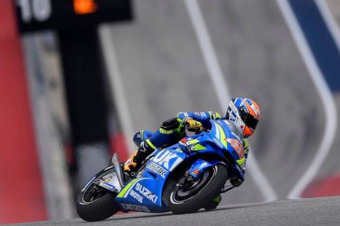 Aksi Alex Rins (Suzuki Ecstar) menunggangi motornya di sesi kualifikasi MotoGP Americas, Sabtu (21/4/2018).