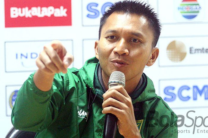 Presiden Persebaya, Azrul Ananda saat menggelar jumpa pers terkait Andik Vermansyah.