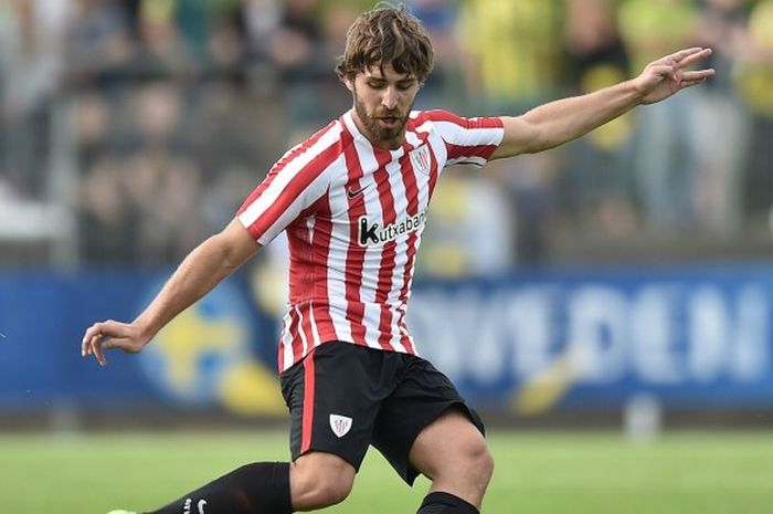 Bek Athletic Bilbao, Yeray Alvarez, beraksi dalam laga persahabatan melawan Nantes di Saint-Nazaire, Prancis, pada 30 Juli 2016.