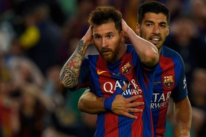 Ekspresi Lionel Messi (kiri) setelah gagal mencetak gol di kesempatan pertama mengeksekusi tendangan penalti di pertandingan melawan Eibar di Stadion Camp Nou, Minggu (21/5/2017) waktu setempat.