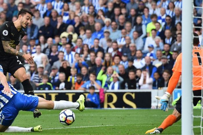 Penyerang Newcastle, Joselu Mato, melepas tembakan yang masih melebar dari gawang Brighton and Hove Albion pada laga Liga Inggris di Amex Stadium, Brighton, pada 24 September 2017.