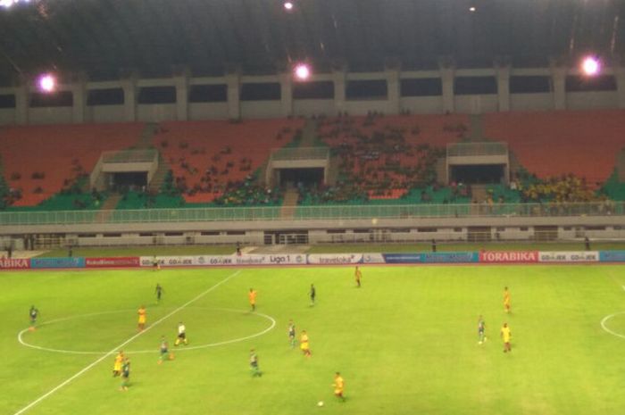 Suasana pertandingan antara tuan rumah PS TNI Vs Sriwijaya FC di Stadion Pakansari, Kabupaten Bogor, Rabu (25/10/2017).