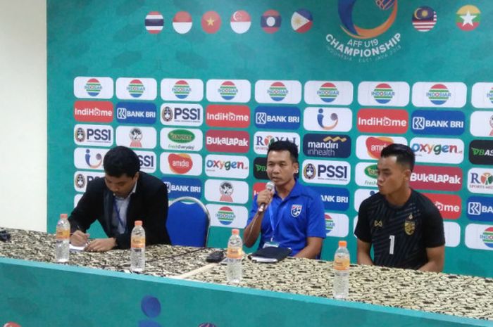 Pelatih tim Thailand U-19, Ithsara Sritharo (tengah).