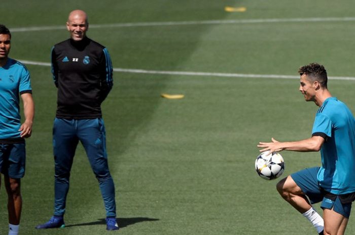 Pelatih Real Madrid, Zinedine Zidane (kedua dari kiri), melihat Cristiano Ronaldo beraksi dalam sesi latihan di Madrid, Spanyol pada 22 Mei 2018.