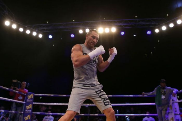 Petinju Ukraina, Wladimir Klitschko, melakukan pemanasan jelang laga tinju kelas berat versi IBF, IBO, dan WBA Super kontra Anthony Joshua di Stadion Wembley, London, pada 29 April 2017.